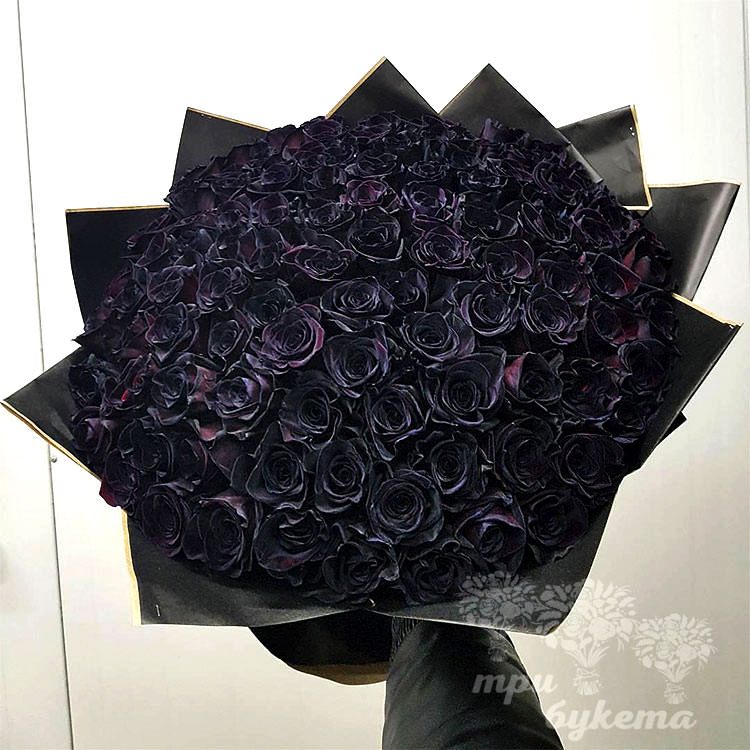 Купить букет из 101 черной розы в крафте в Волгограде