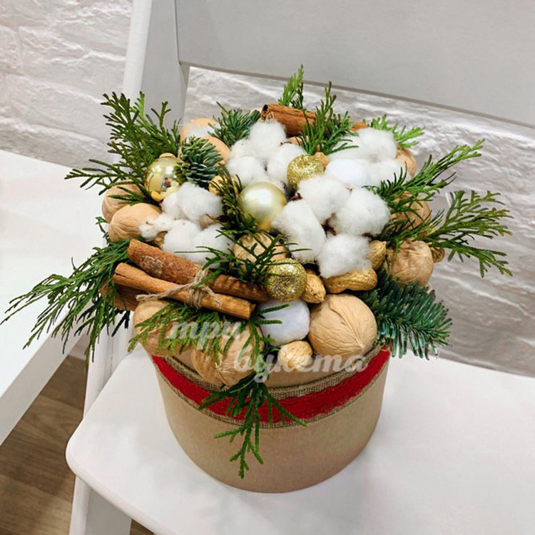 Орехи в новогодней коробке (доп. фото)