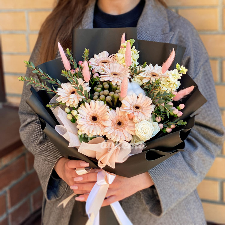 Букет из 7 гербер (крупный план)