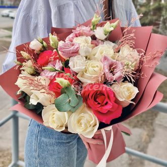 Пышный букет из роз и эустом