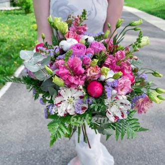 Букет пионов, антирринума и эустом