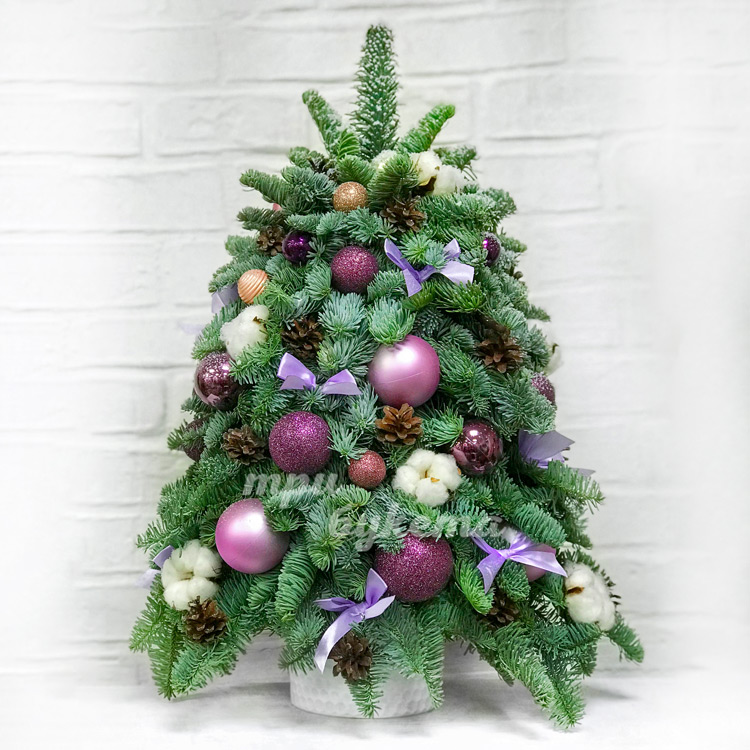 Елка из нобилиса с хлопком и шарами