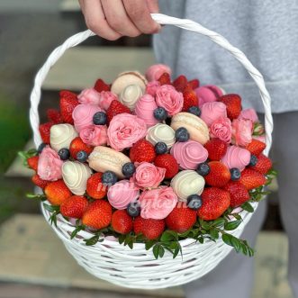 Корзина из розовых роз и 55 клубник