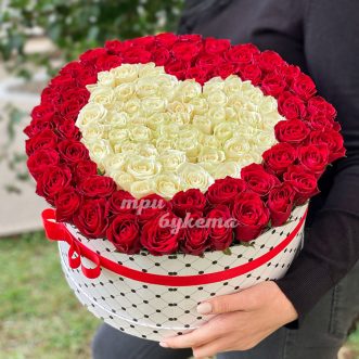 111 роз в форме сердца в коробке