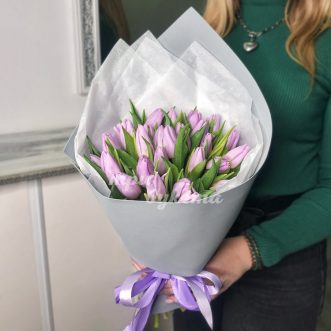 Букет из 27 сиреневых тюльпанов