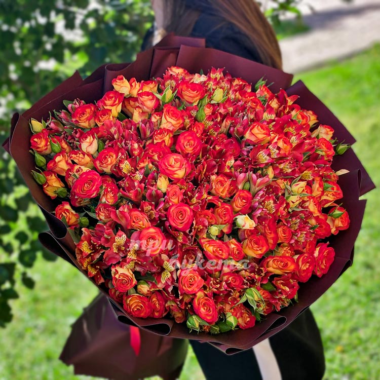 Букет из 51 куст. розы и альстромерии