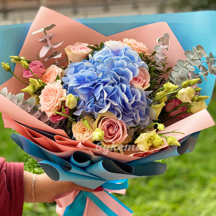 Букет из гортензии, роз и эвкалипта (крупный план)