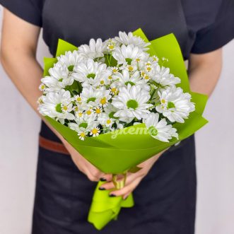 Букет из кустовых хризантем и ромашек