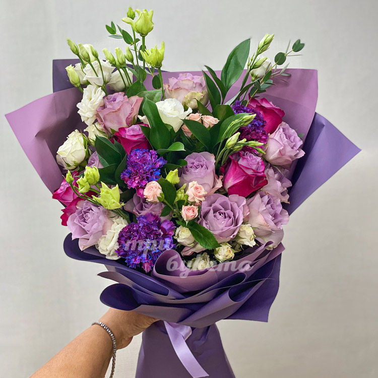 Букет окрашенных гвоздик с розами