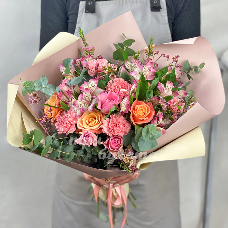 Розовые гвоздики и альстромерии