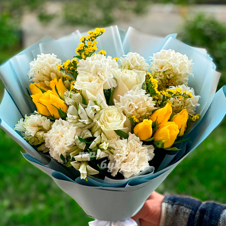 Белые гвоздики и гиацинты с желтыми розами (крупный план)