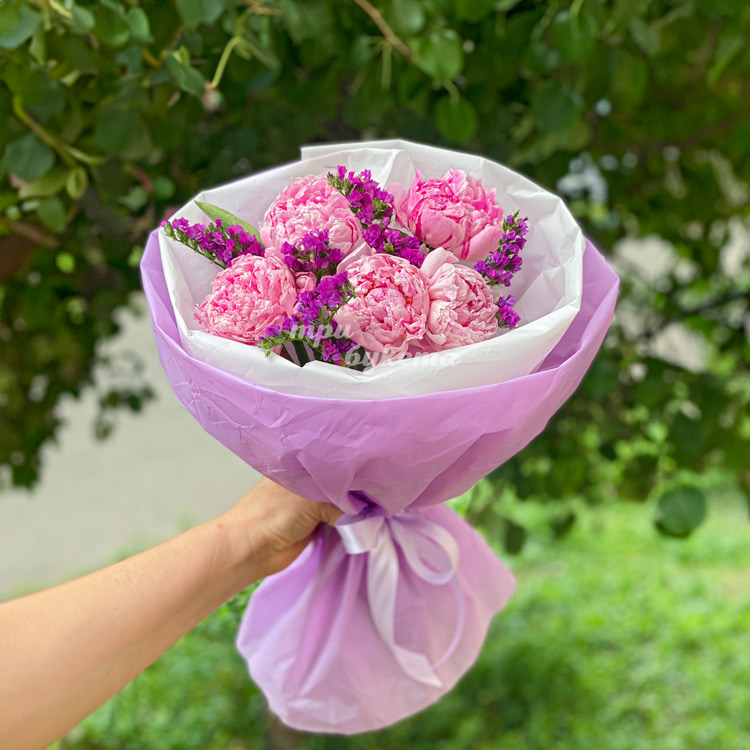 Букет 5 розовых пионов со статицей