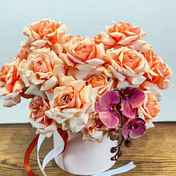 Шляпная коробка роз Шиммер с орхидеями (крупный план)