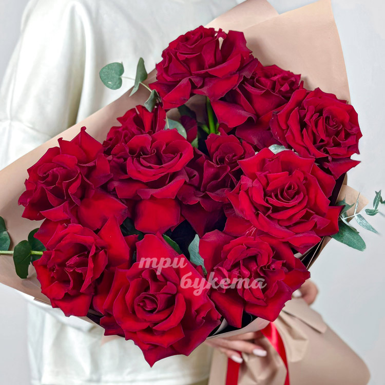 Букет из 11 красных французских роз (крупный план)