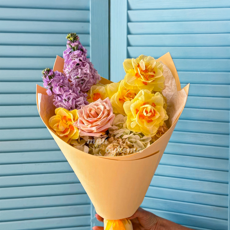 Желтый букет из нарциссов и маттиол (крупный план)