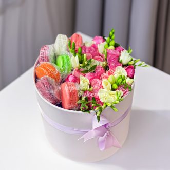 Коробка макарун с розами и фрезиями Коробка макарун с розами и фрезиями