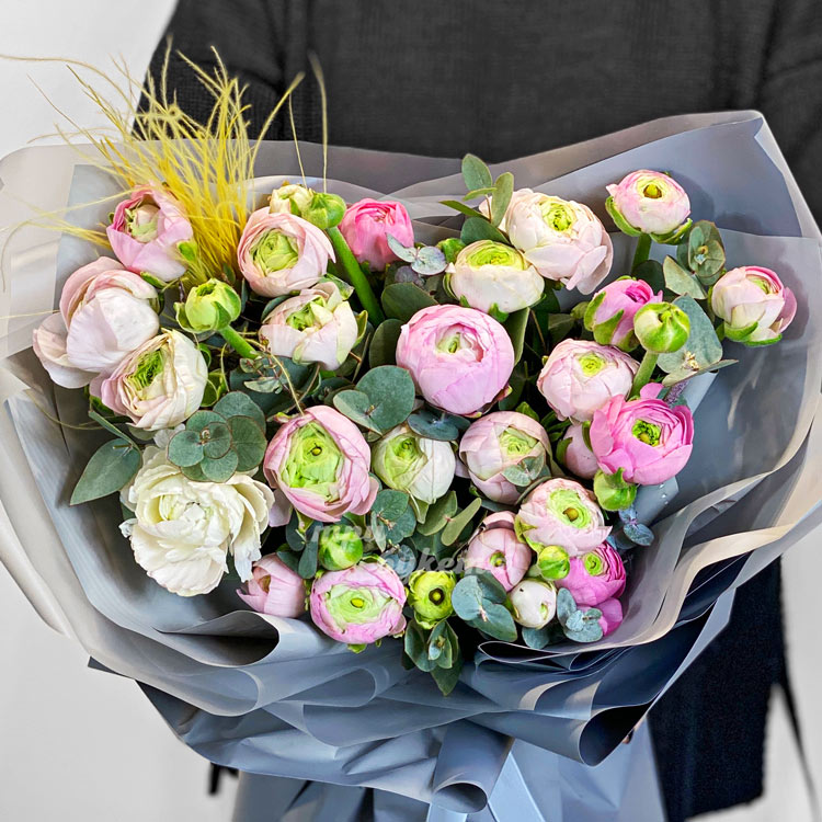 Букет розовых ранункулюсов с зеленью (крупный план)