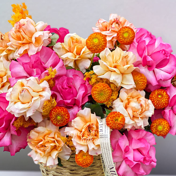 Корзина роз с хризантемами и аспарагусом (крупный план)