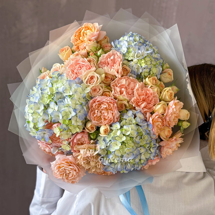 Букет персиковых кустовых роз и гортензий (на плече)