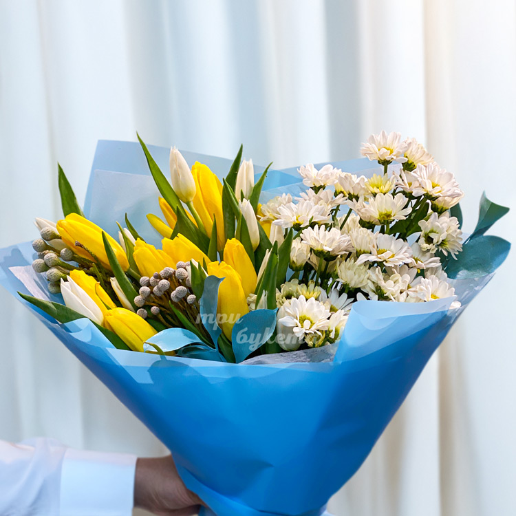 Синий букет из хризантем и тюльпанов (крупный план)